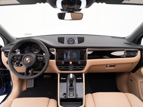 Certified 2026 Porsche Macan AWD/4WD image 18