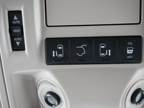 Used 2014 Chrysler Town & Country Touring-L w/ Driver Convenience Group image 23