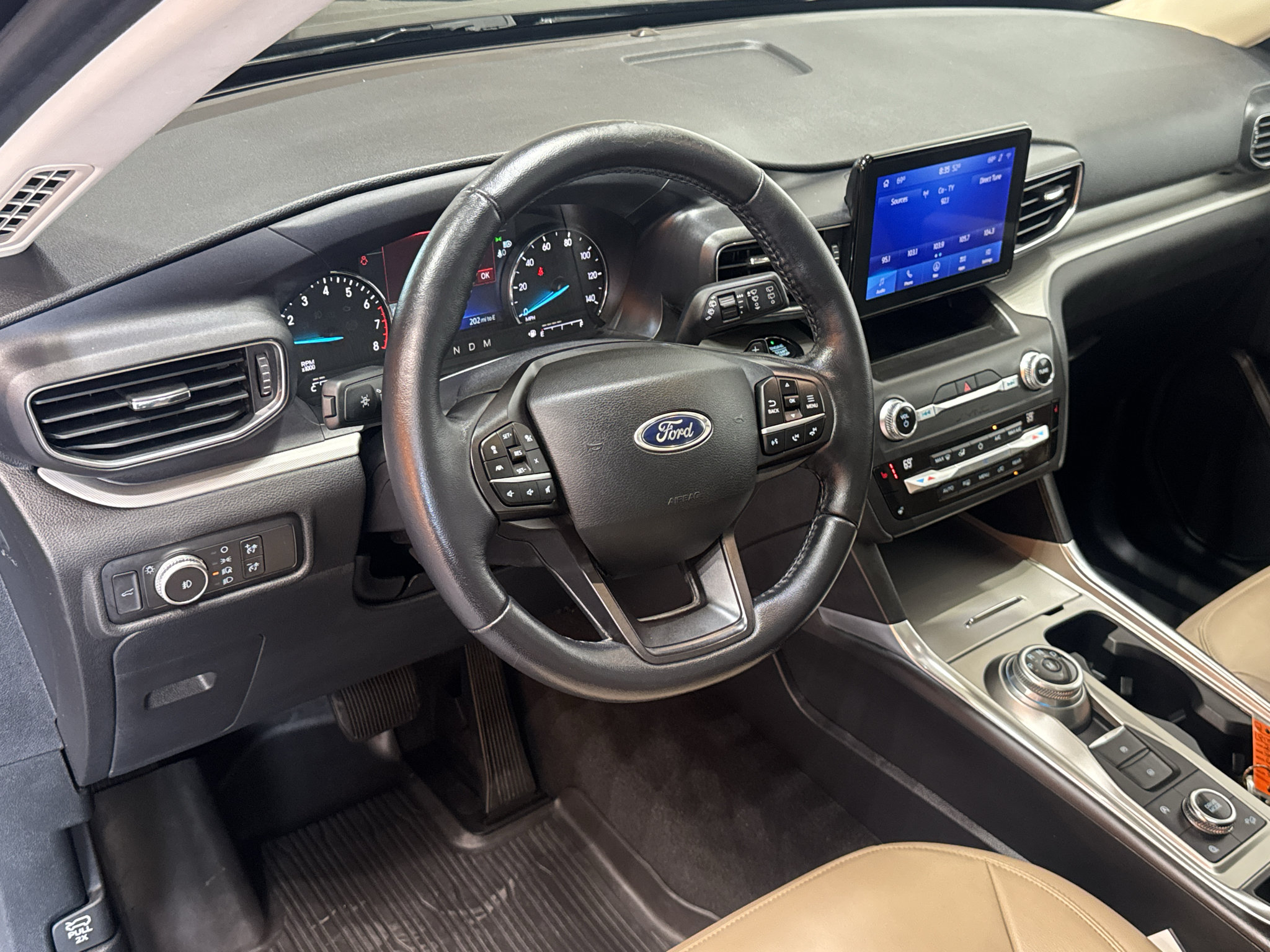 Used 2020 Ford Explorer XLT w/ Equipment Group 202A AWD/4WD image 18
