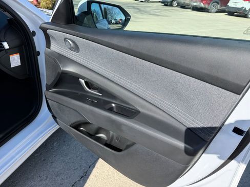 Used 2025 Hyundai Elantra Limited image 34