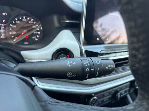 Used 2025 Jeep Compass Limited image 13