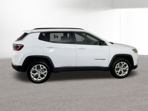 Used 2024 Jeep Compass Latitude image 10