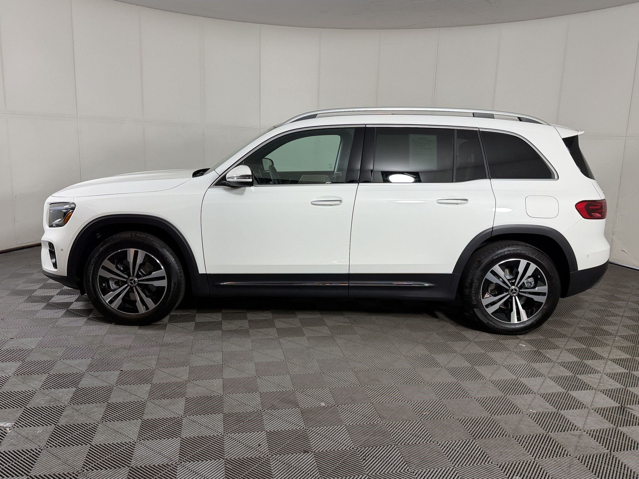 Used 2025 Mercedes-Benz GLB 250 4MATIC image 2