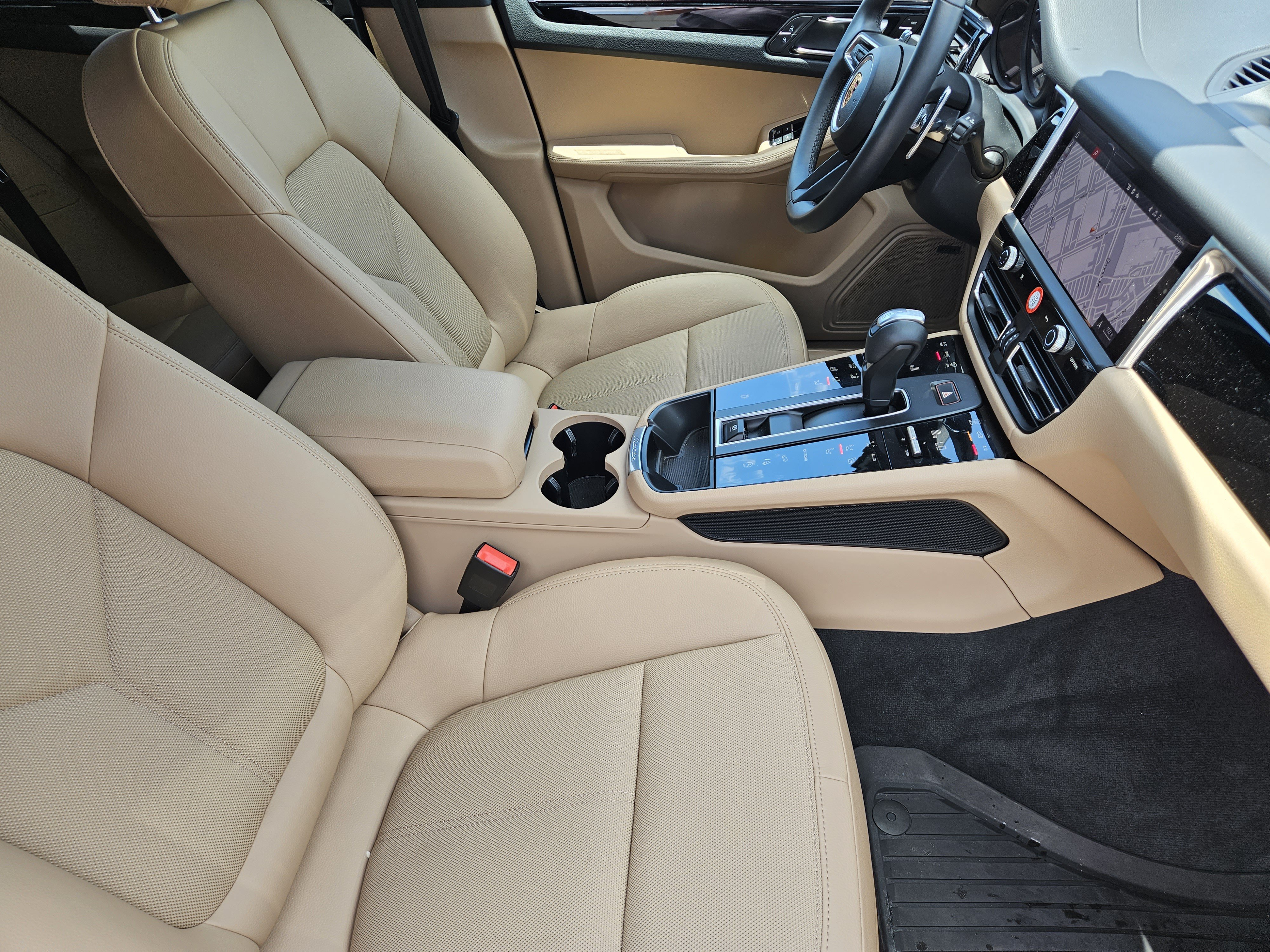 Certified 2026 Porsche Macan AWD/4WD image 15