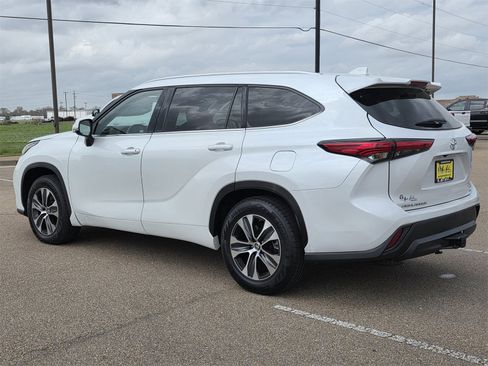 Used 2022 Toyota Highlander XLE image 6