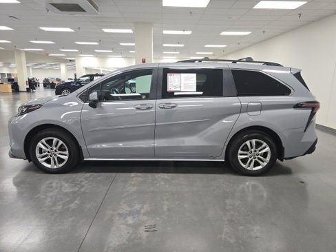 Certified 2023 Toyota Sienna XLE Woodland Edition image 3
