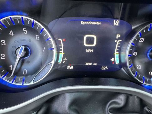 Used 2025 Chrysler Pacifica Select w/ Uconnect Theater Family Group image 33