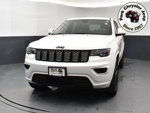 Used 2019 Jeep Grand Cherokee Altitude image 2
