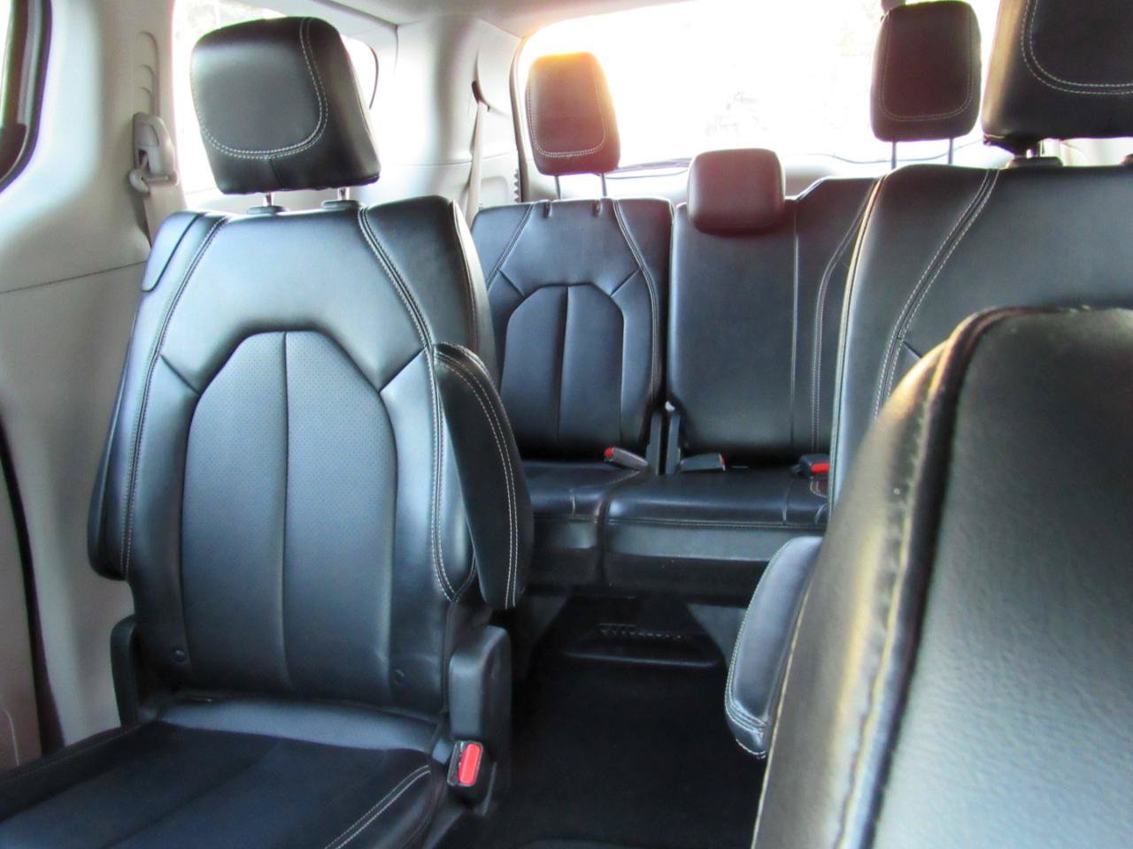 Used 2024 Chrysler Pacifica Touring-L FWD image 8