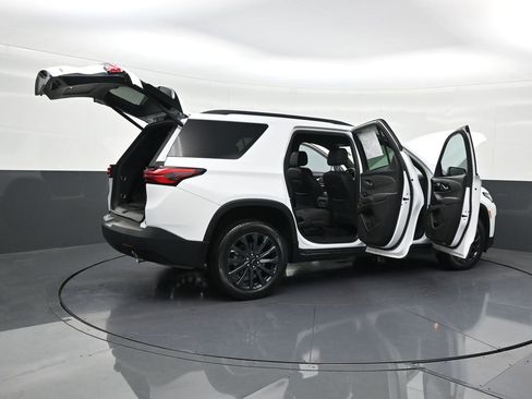 Used 2023 Chevrolet Traverse RS image 32
