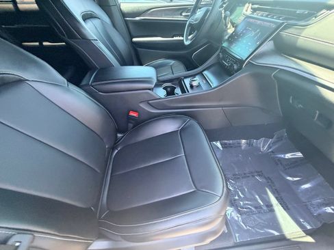 Used 2024 Jeep Grand Cherokee Limited w/ Luxury Tech Group II RWD image 13