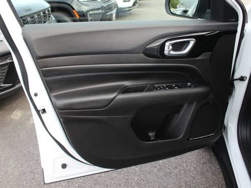 Used 2025 Jeep Compass Latitude w/ Convenience Group AWD/4WD image 19