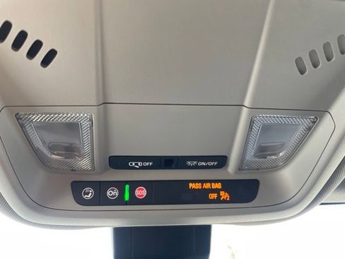 Used 2024 GMC Terrain SLE w/ Driver Convenience Package image 28