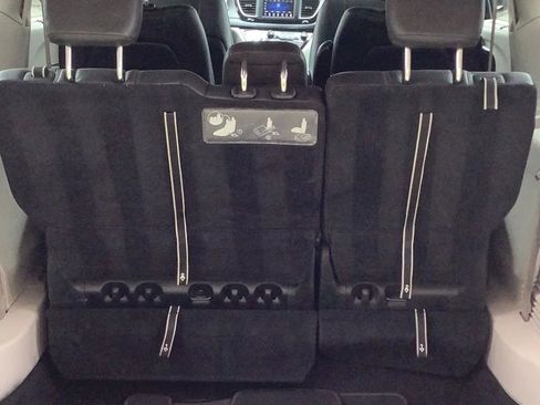 Used 2020 Chrysler Pacifica Touring-L image 17