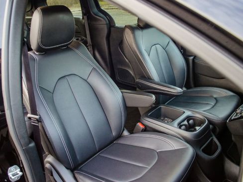 Used 2025 Chrysler Pacifica Select image 36