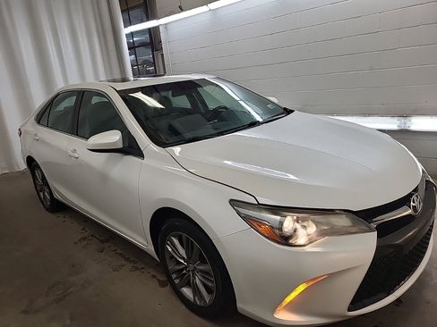 Used 2017 Toyota Camry SE w/ Moonroof Package image 4