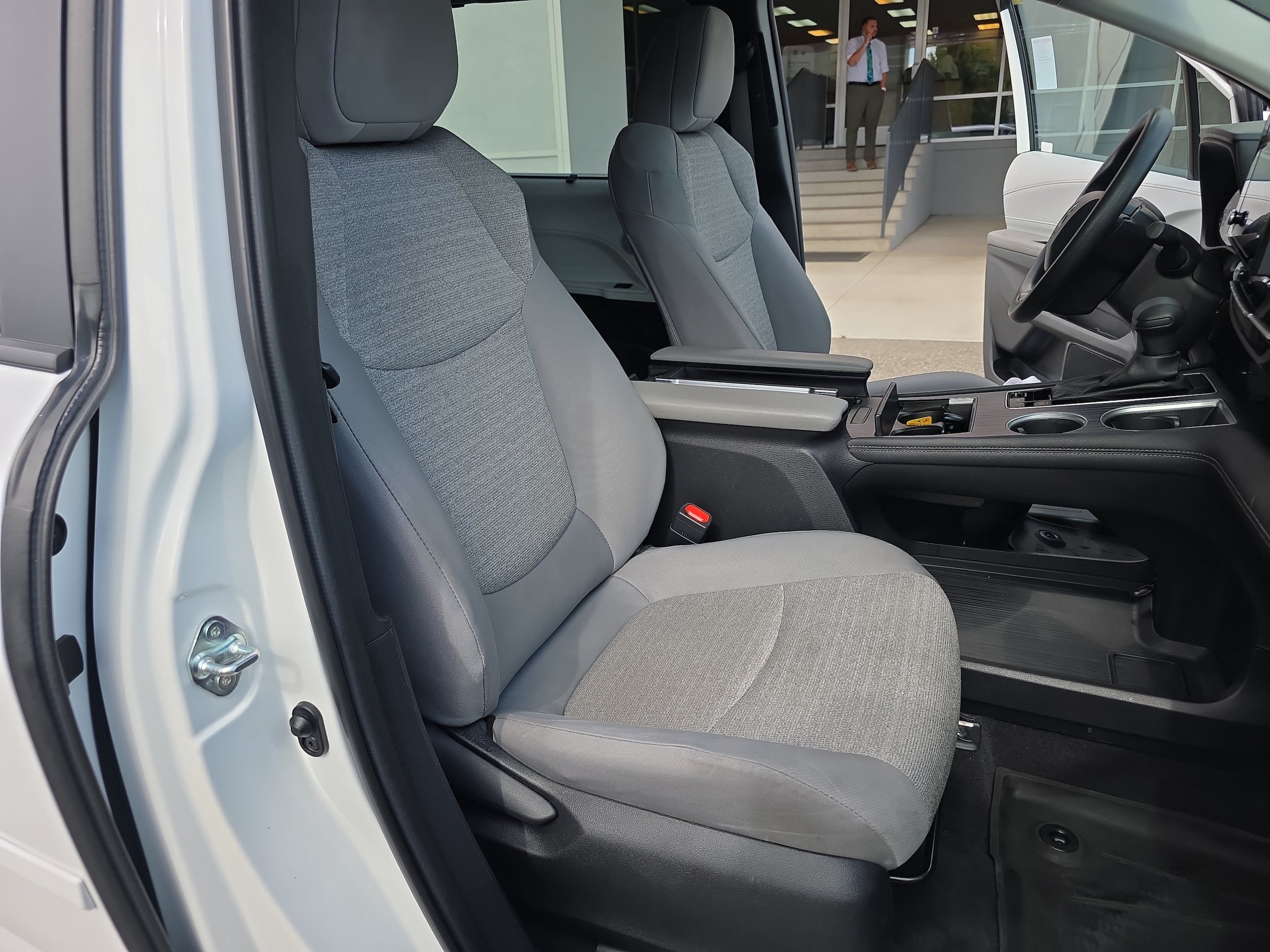 Used 2025 Toyota Sienna LE AWD/4WD image 18