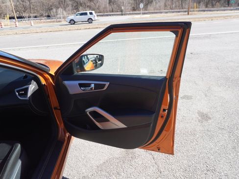 Used 2016 Hyundai Veloster image 21