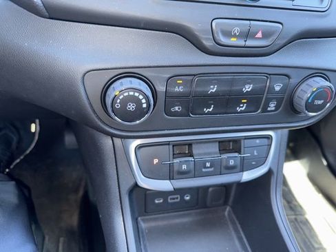 Used 2024 GMC Terrain SLE AWD/4WD image 10