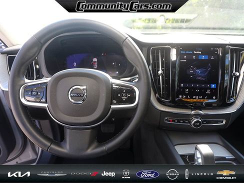 Used 2025 Volvo XC60 B5 Plus image 13