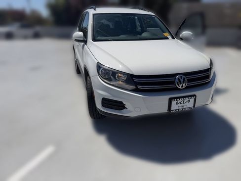 Used 2017 Volkswagen Tiguan Limited w/ Premium Package AWD/4WD image 2