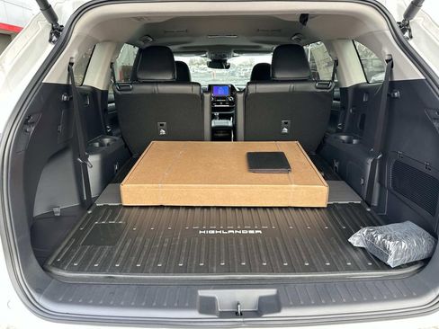 New 2026 Toyota Highlander XLE image 9