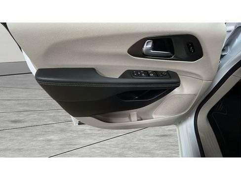 Used 2024 Chrysler Pacifica Touring-L image 9