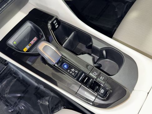 Used 2025 Toyota Crown Limited image 27