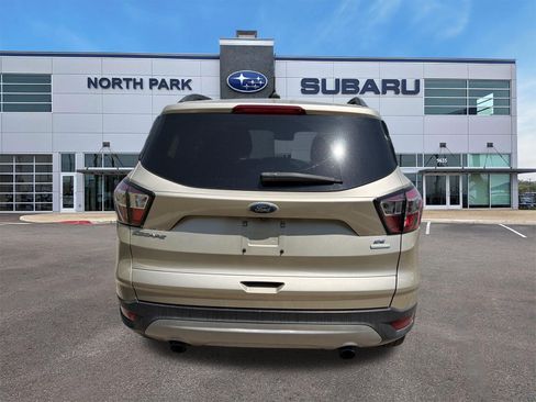 Used 2018 Ford Escape SE w/ SE Sync 3 Package FWD image 4