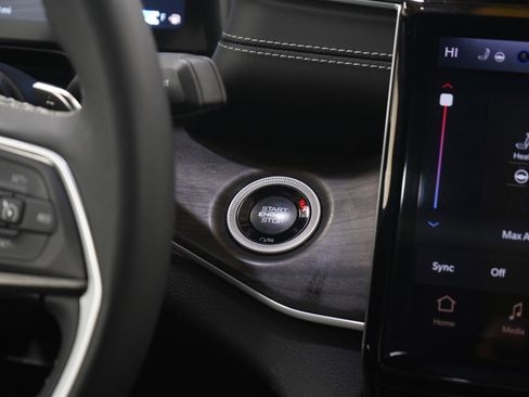 Used 2024 Jeep Grand Cherokee Limited AWD/4WD image 19