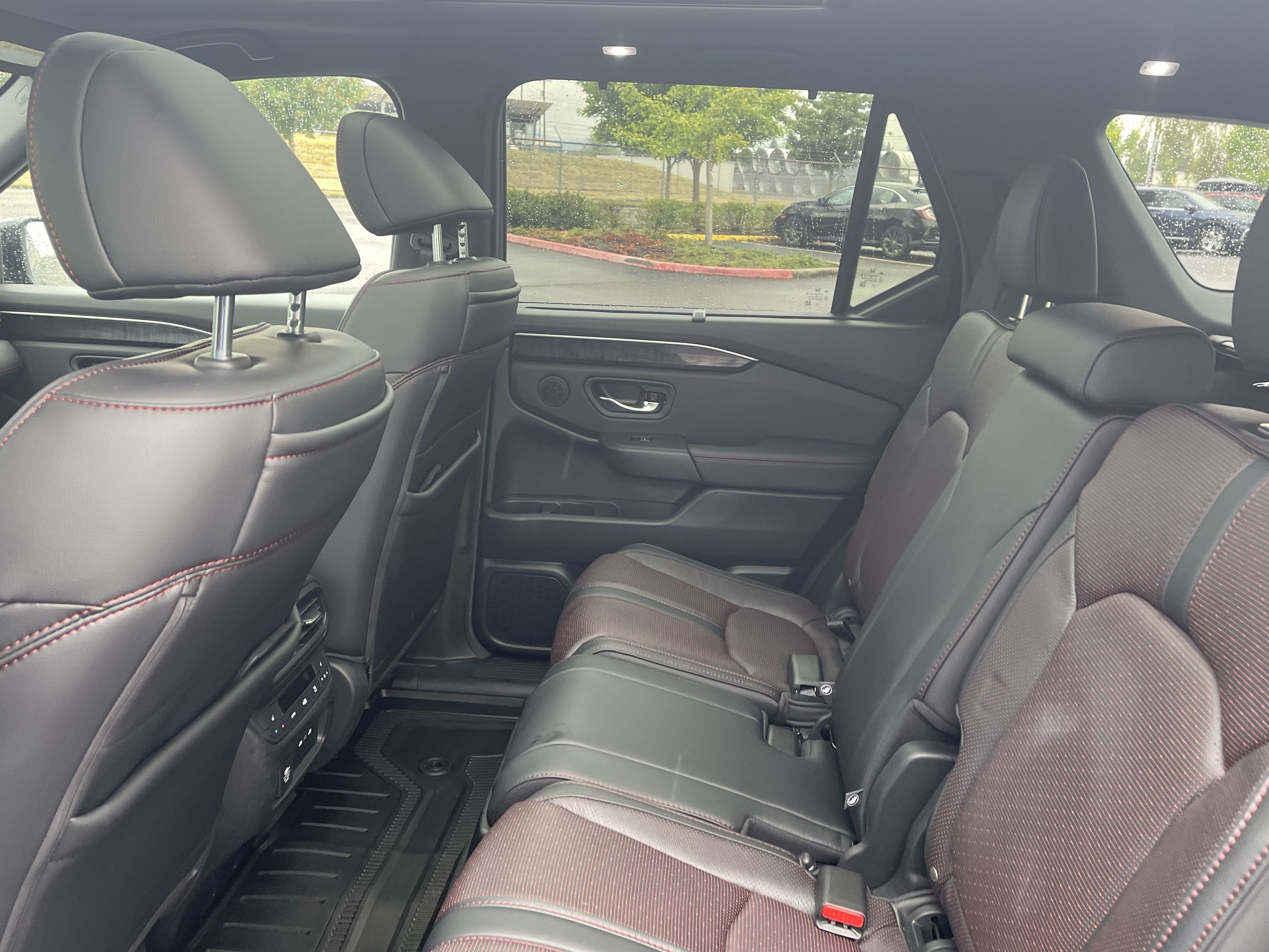 Used 2025 Honda Pilot Black Edition image 14
