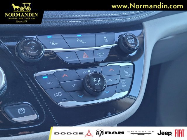 Used 2024 Chrysler Pacifica Limited FWD image 11