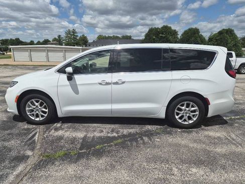 Used 2023 Chrysler Pacifica Touring-L FWD image 5