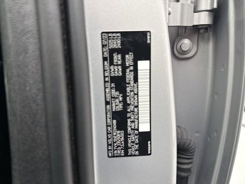 Used 2024 Volvo XC40 B5 Plus image 23