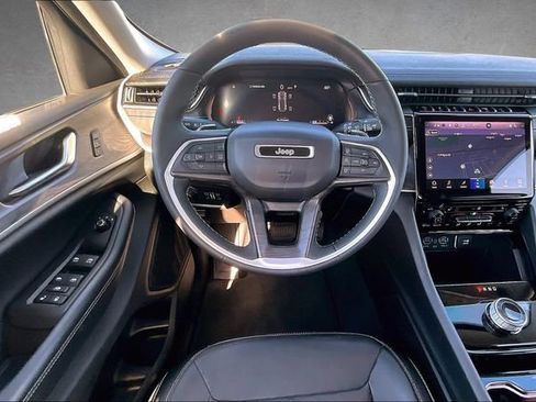 Used 2023 Jeep Grand Cherokee Limited w/ Black Appearance Package image 5