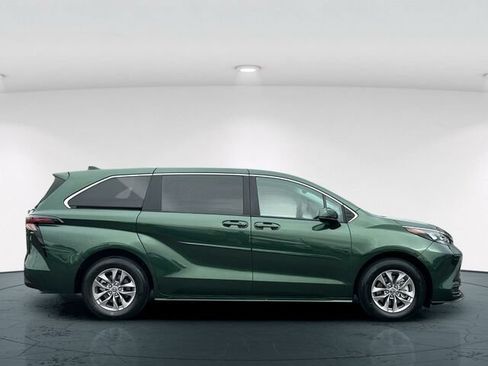 Used 2024 Toyota Sienna LE AWD/4WD image 7
