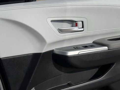 Used 2025 Toyota Sienna XLE FWD image 30