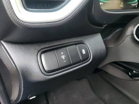 Certified 2024 Hyundai Venue SEL image 29