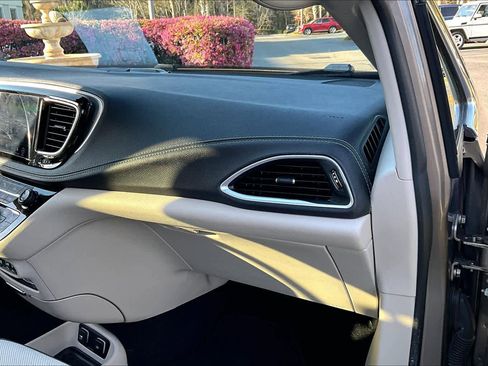 Used 2018 Chrysler Pacifica Limited w/ Advanced Safetytec Group image 19