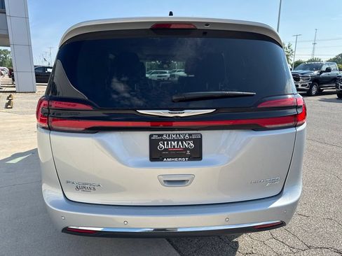 Used 2023 Chrysler Pacifica Limited AWD/4WD image 6