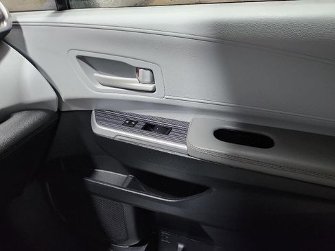 Used 2025 Toyota Sienna LE image 22