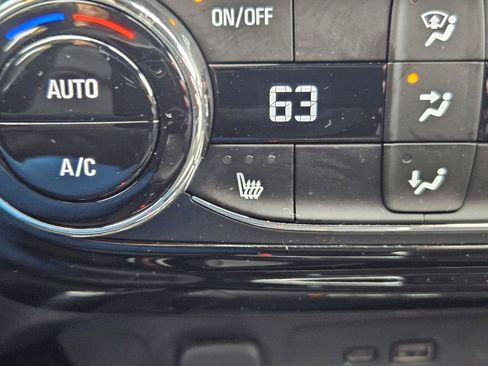 Used 2025 Chevrolet Trax RS w/ Sunroof Package image 24