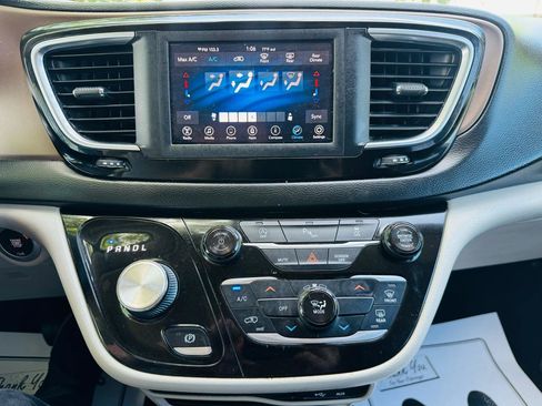 Used 2018 Chrysler Pacifica LX FWD image 13