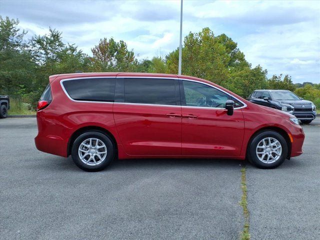 Used 2025 Chrysler Pacifica Select FWD image 4
