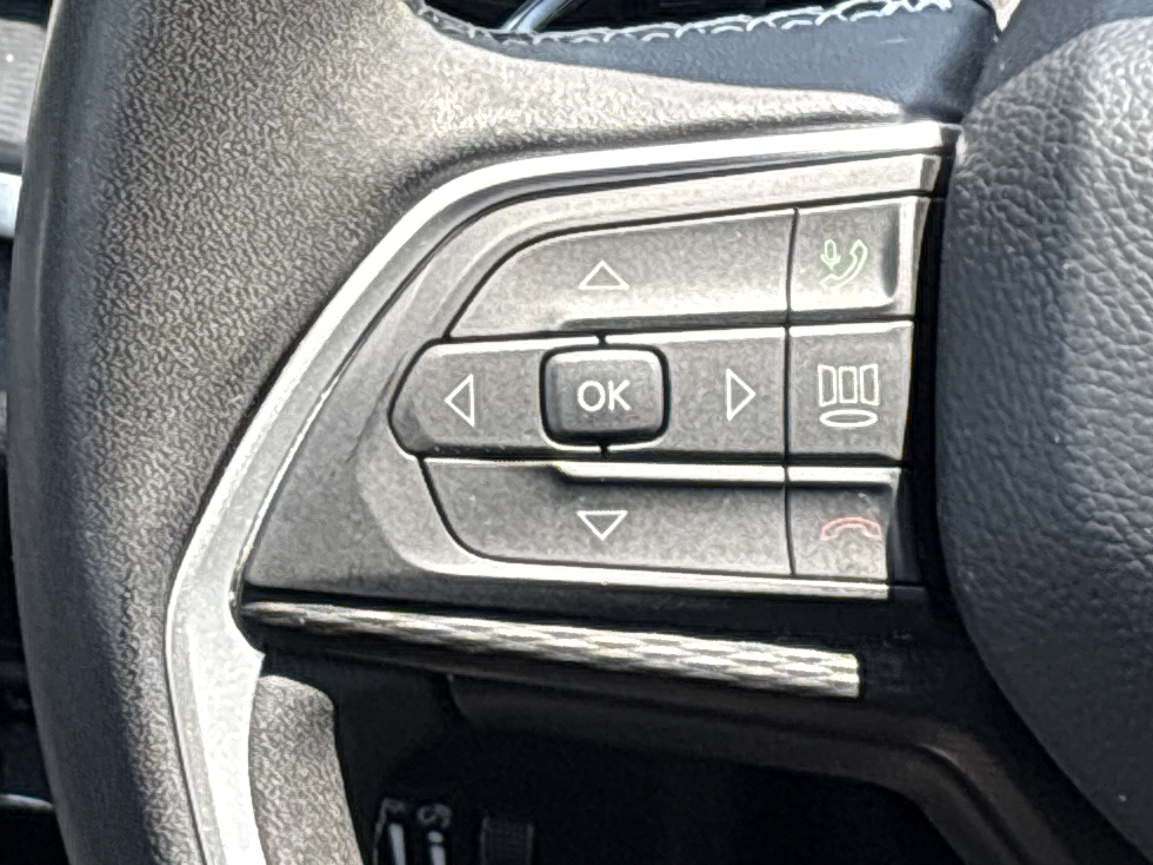 Used 2025 Jeep Grand Cherokee Altitude AWD/4WD image 22
