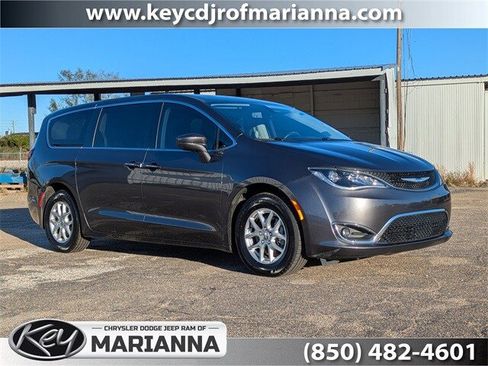 Used 2020 Chrysler Pacifica Touring image 1