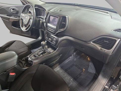 Used 2019 Jeep Cherokee Latitude w/ Cold Weather Group image 10