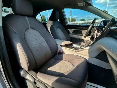 Used 2021 Toyota Camry LE image 9