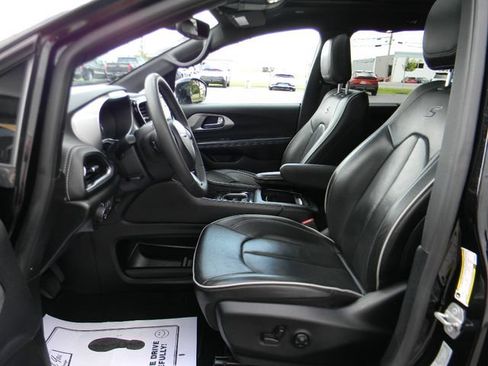 Used 2025 Chrysler Pacifica Limited FWD image 16
