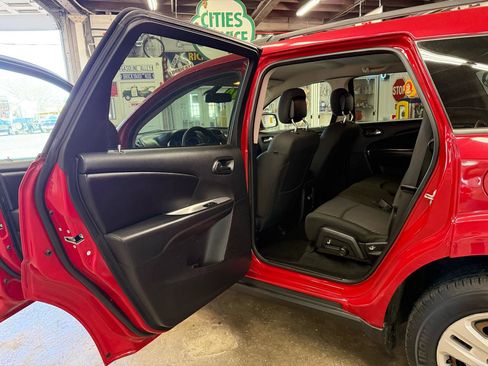 Used 2019 Dodge Journey SE image 17